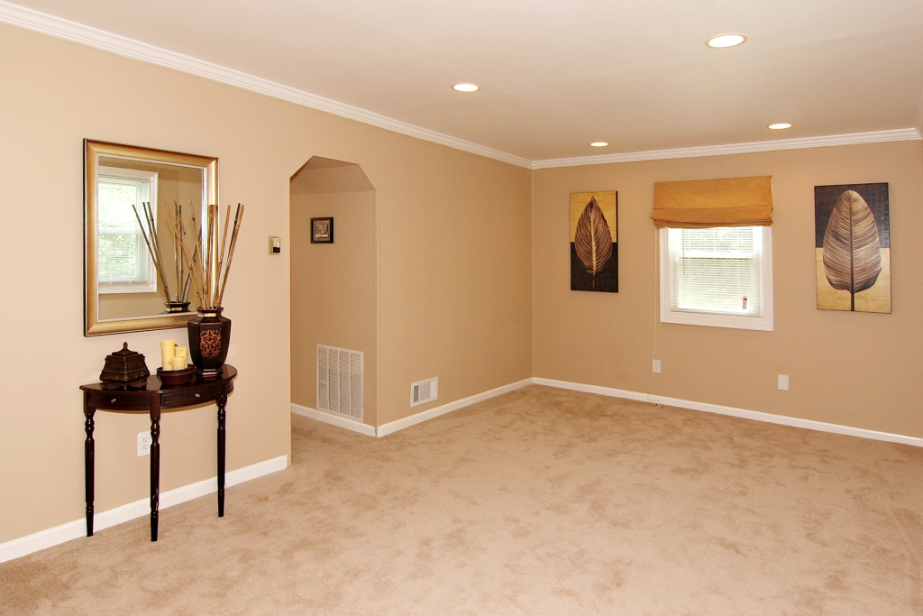wall to wall carpet in dining room